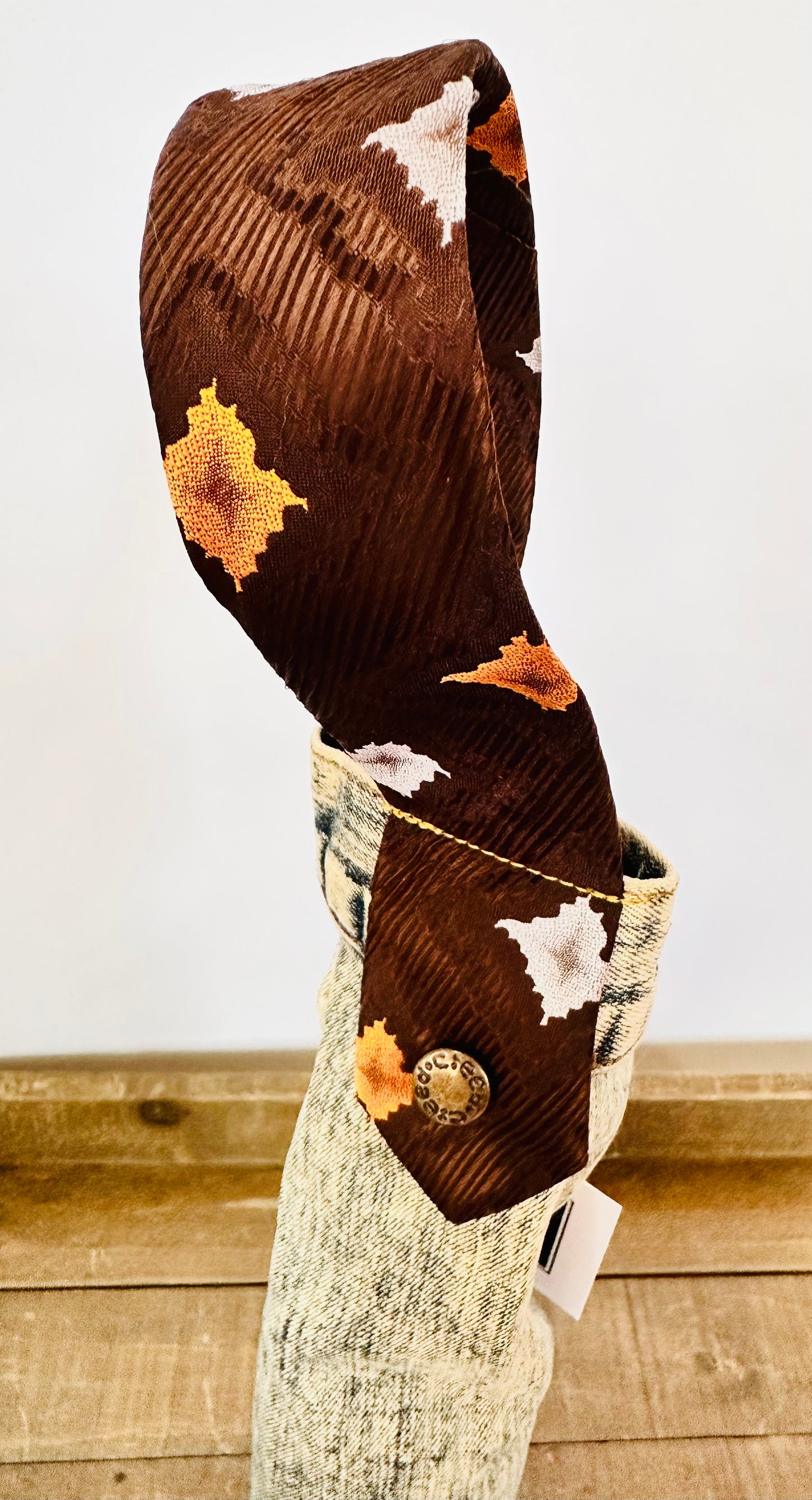 acid wash denim + brown diamond attern tie wine sleeve