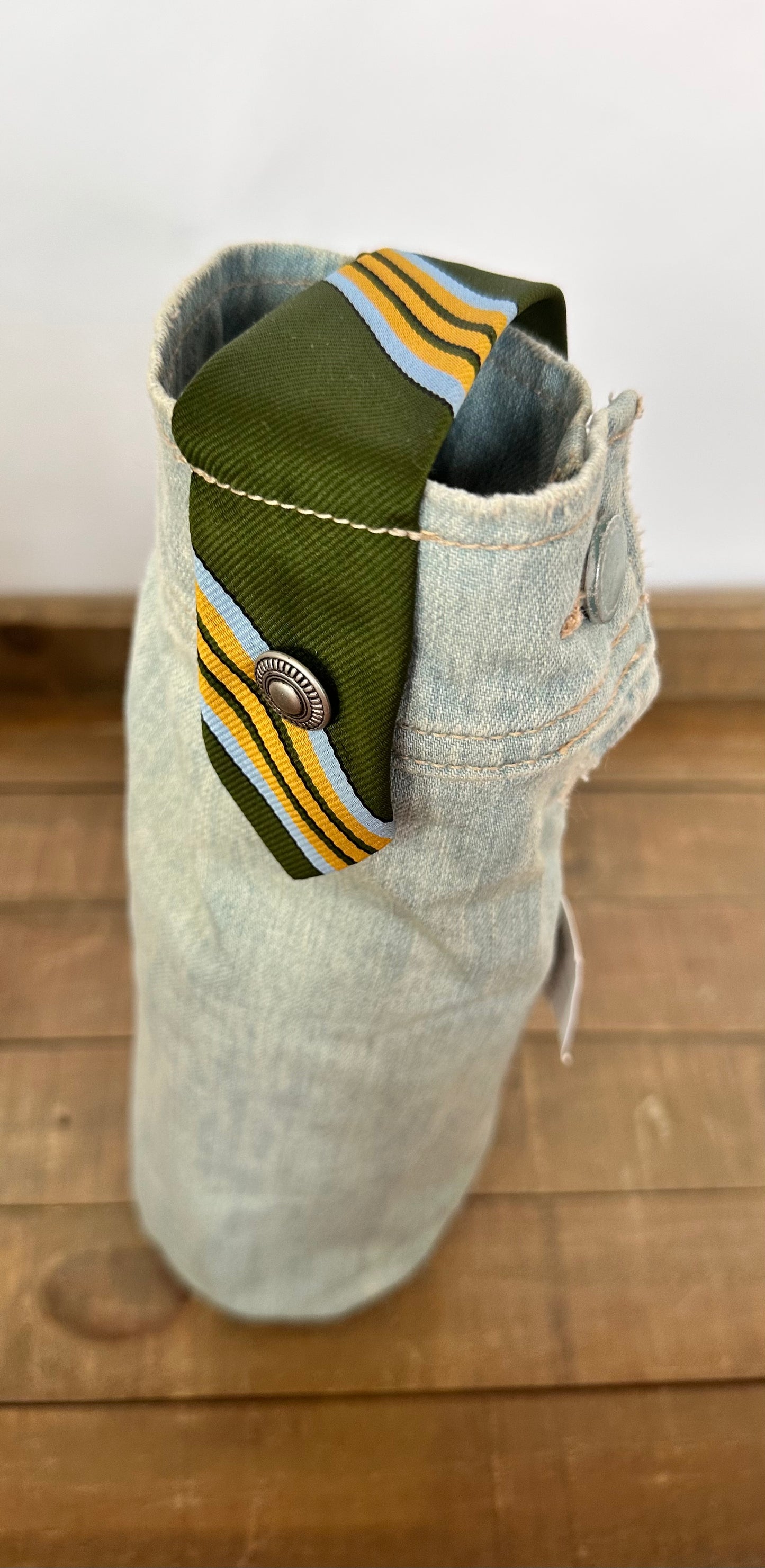 extra light denim + gold/green tie wine sleeve