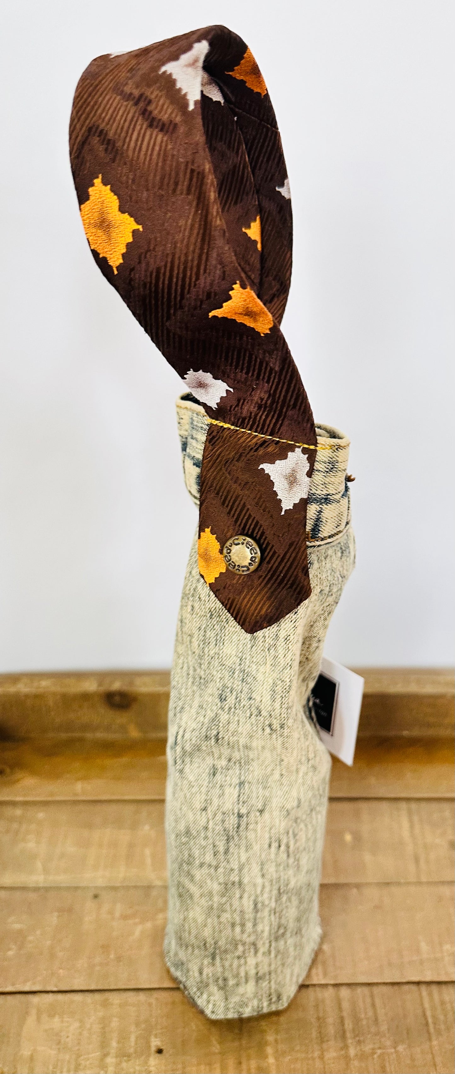 acid wash denim + brown diamond attern tie wine sleeve
