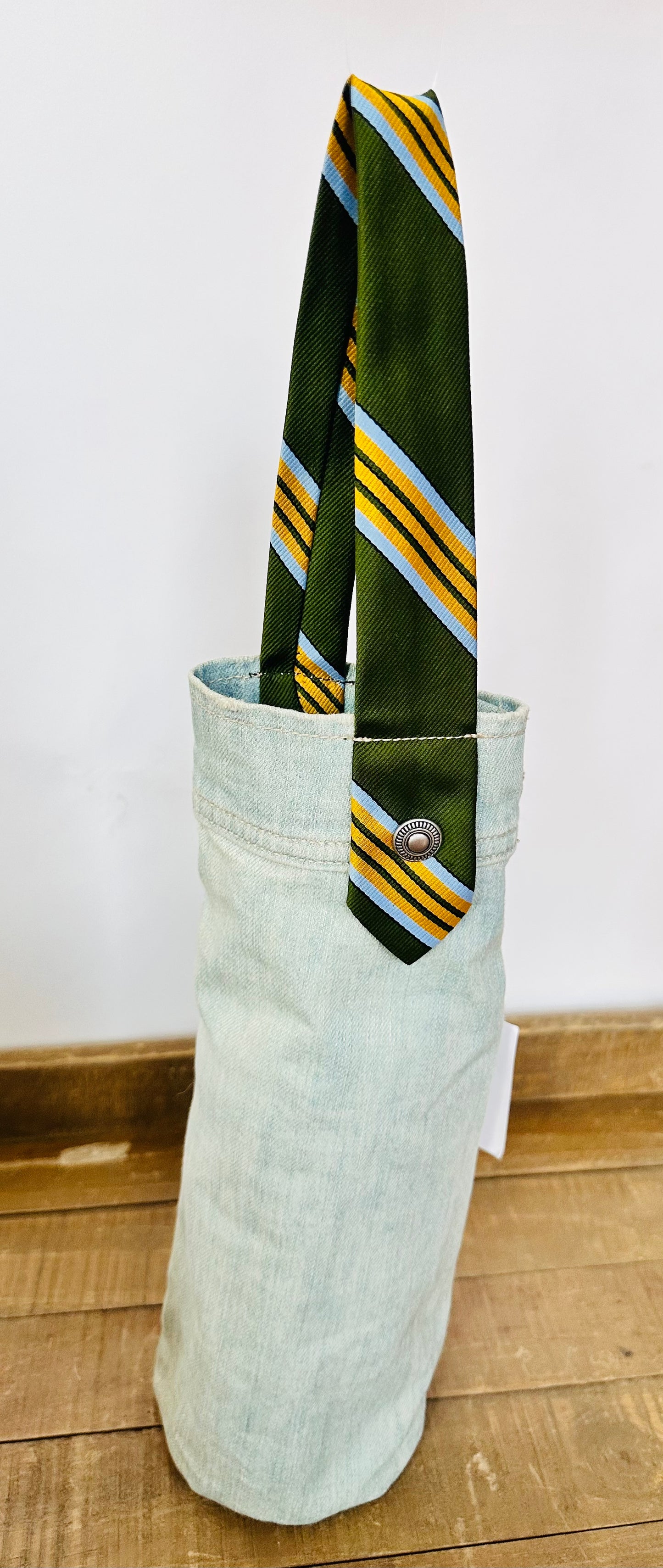 extra light denim + gold/green tie wine sleeve