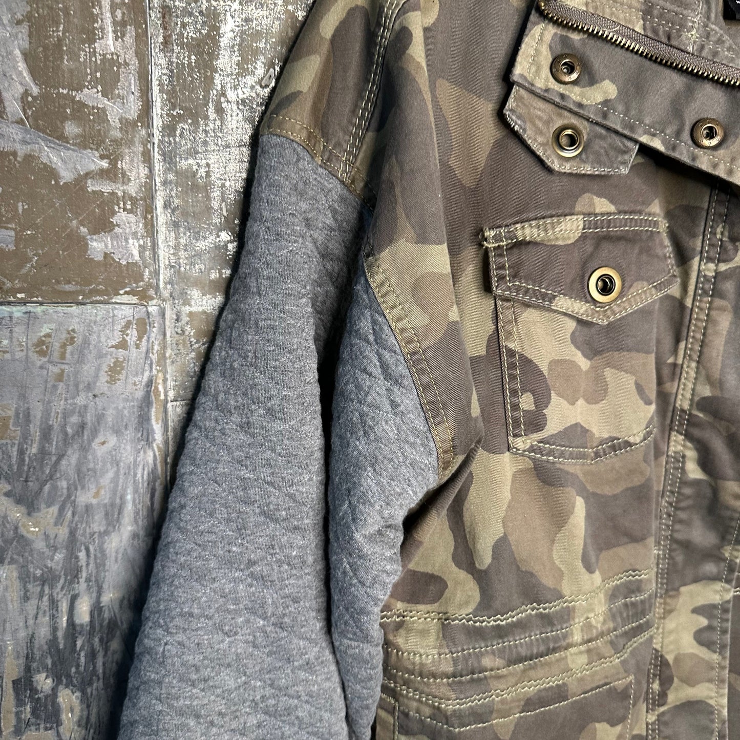 boxy stylish camo + gray quilted sleeves