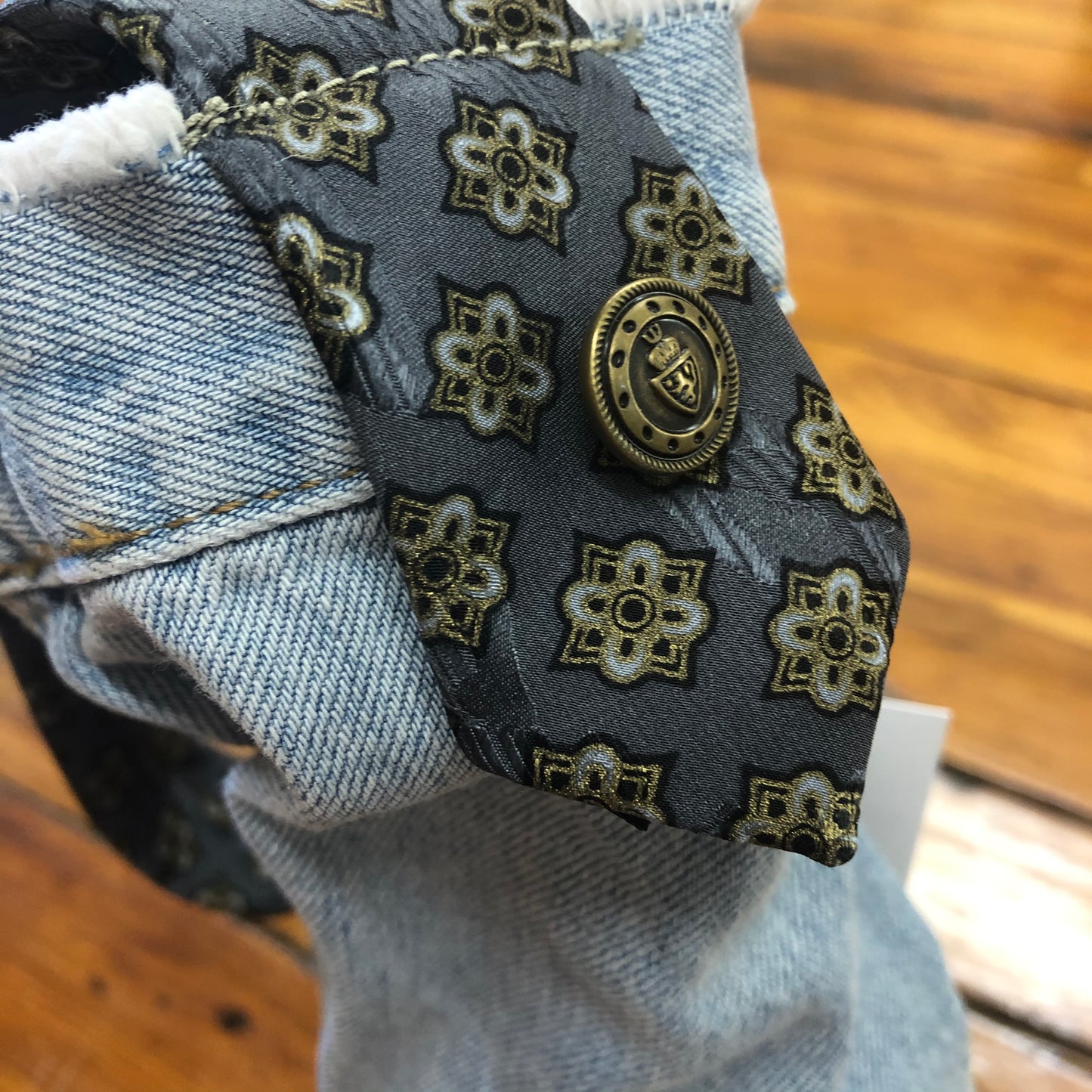 raw edge distressed denim + gray geometric tie wine sleeve