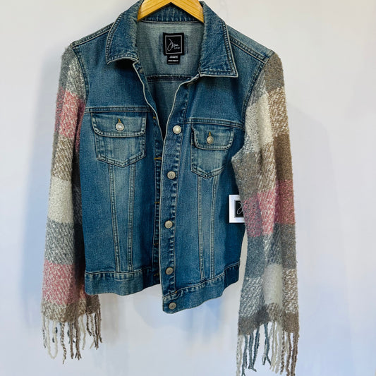 light wash feminine denim with soft plaid fringed sleeves [m]