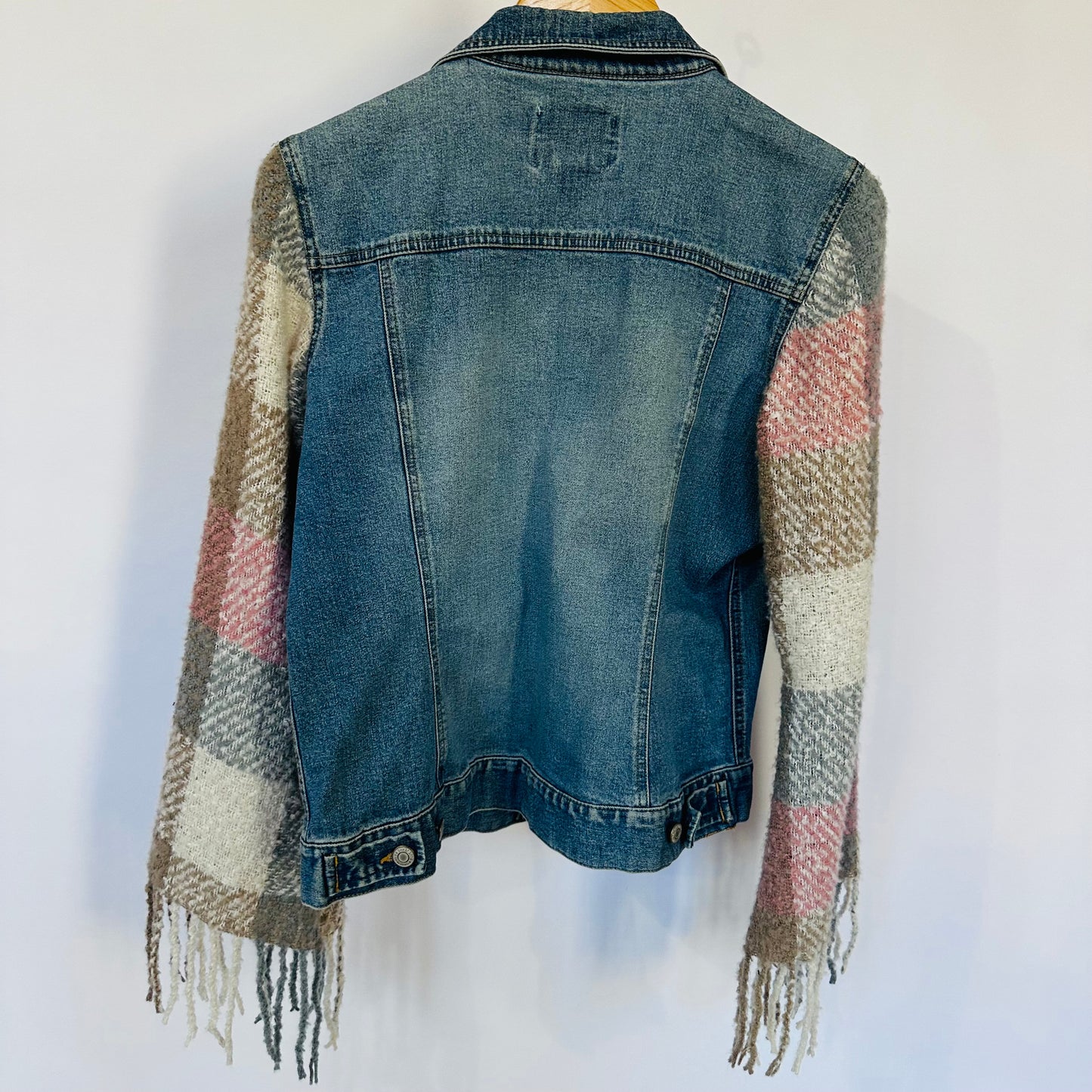 light wash feminine denim with soft plaid fringed sleeves [m]