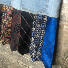 Load image into Gallery viewer, shades of blues tie skirt + grapes + frogs! (size 6)
