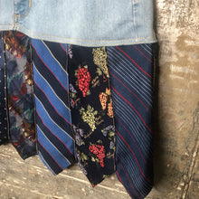 Load image into Gallery viewer, shades of blues tie skirt + grapes + frogs! (size 6)

