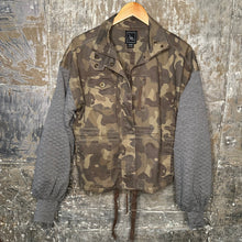 Load image into Gallery viewer, boxy stylish camo + gray quilted sleeves
